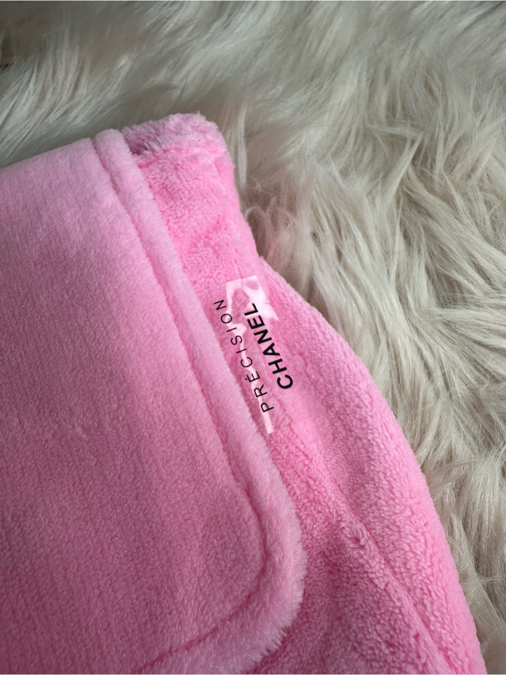 GWP CC precision - Pink Plush crossbody bag - Picture 3 of 8